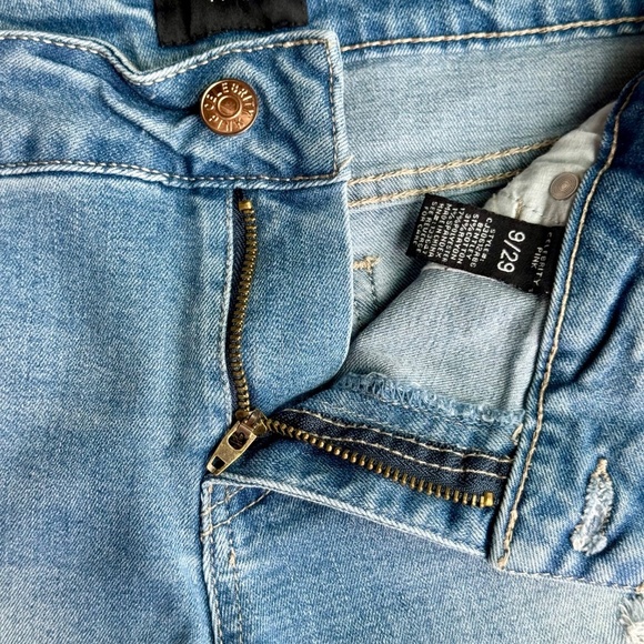 Celebrity Pink Distressed Mid-Rise Fringe-Cuff Denim Shorts – Size 9 / 29 - Picture 3 of 10